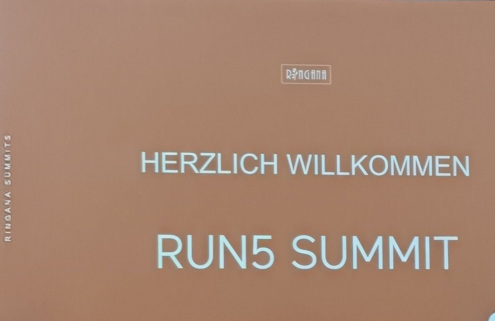 Willkommen zum Summit Werbung aus Überzeugung Photo by Viola Einert-Krug Willkommensschild zum Summit