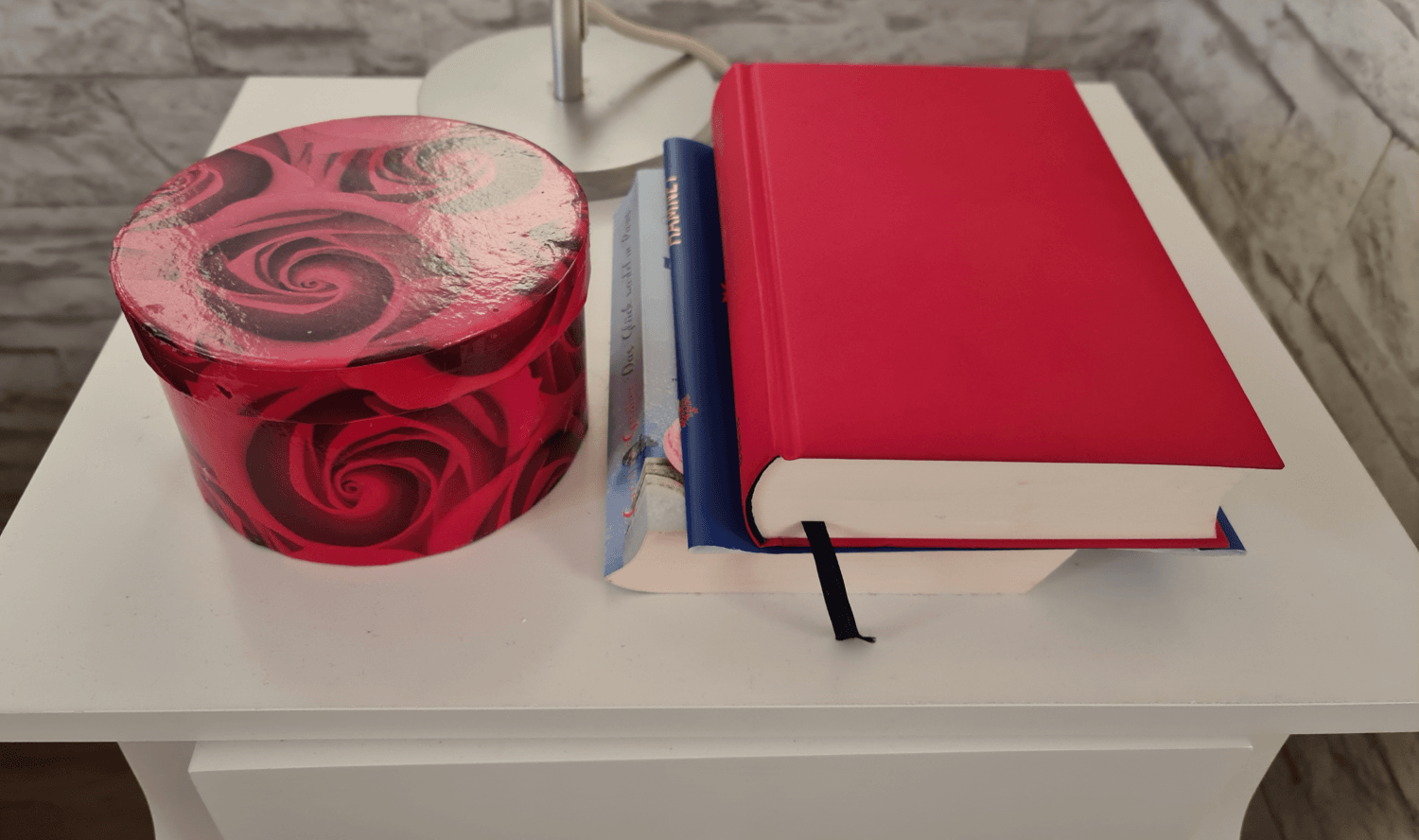 Lesen macht mir Spaß Photo by:Viola Einert-Krug weißer Tisch mit Dose rote Rosen und Bücher drauf