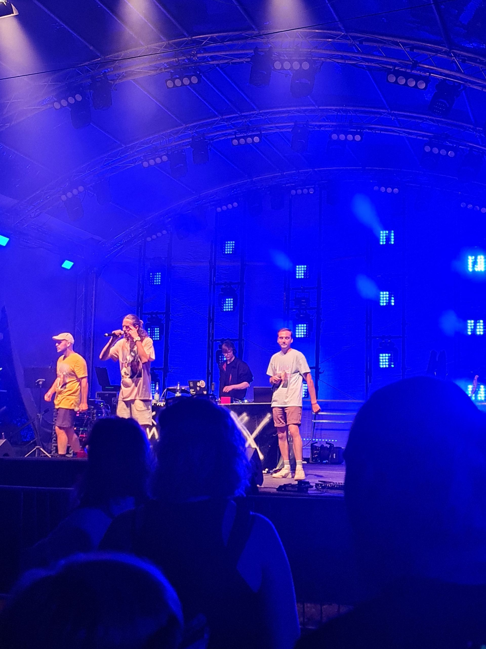 Band auf der Bühne mit blauen Licht