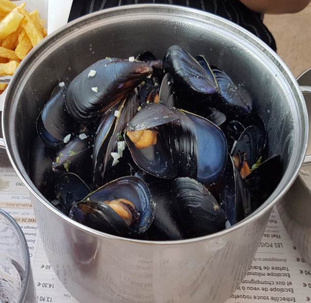 meine Lieblingsrezepte von unterwegs Photo by: Viola Einert-Krug Miesmuscheln in Weißwein, Schüssel