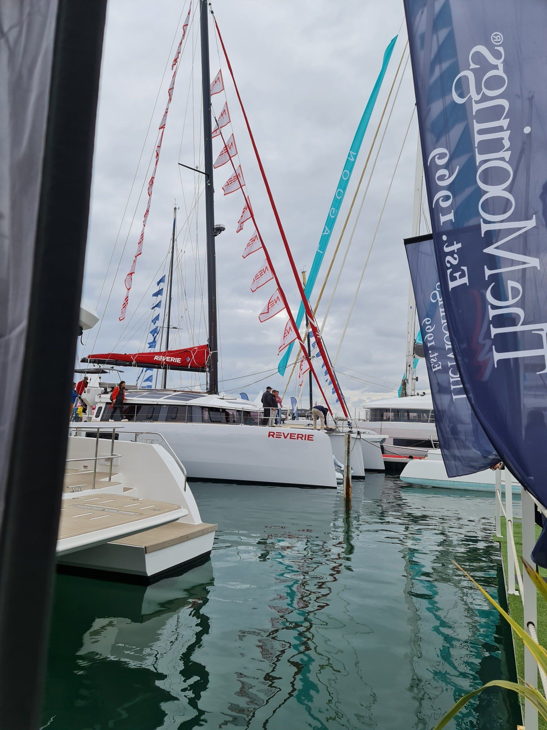 Multi Hull Ausstellung 2022 Catamarane im Wasser am Mittelmeer auf einer Ausstellung