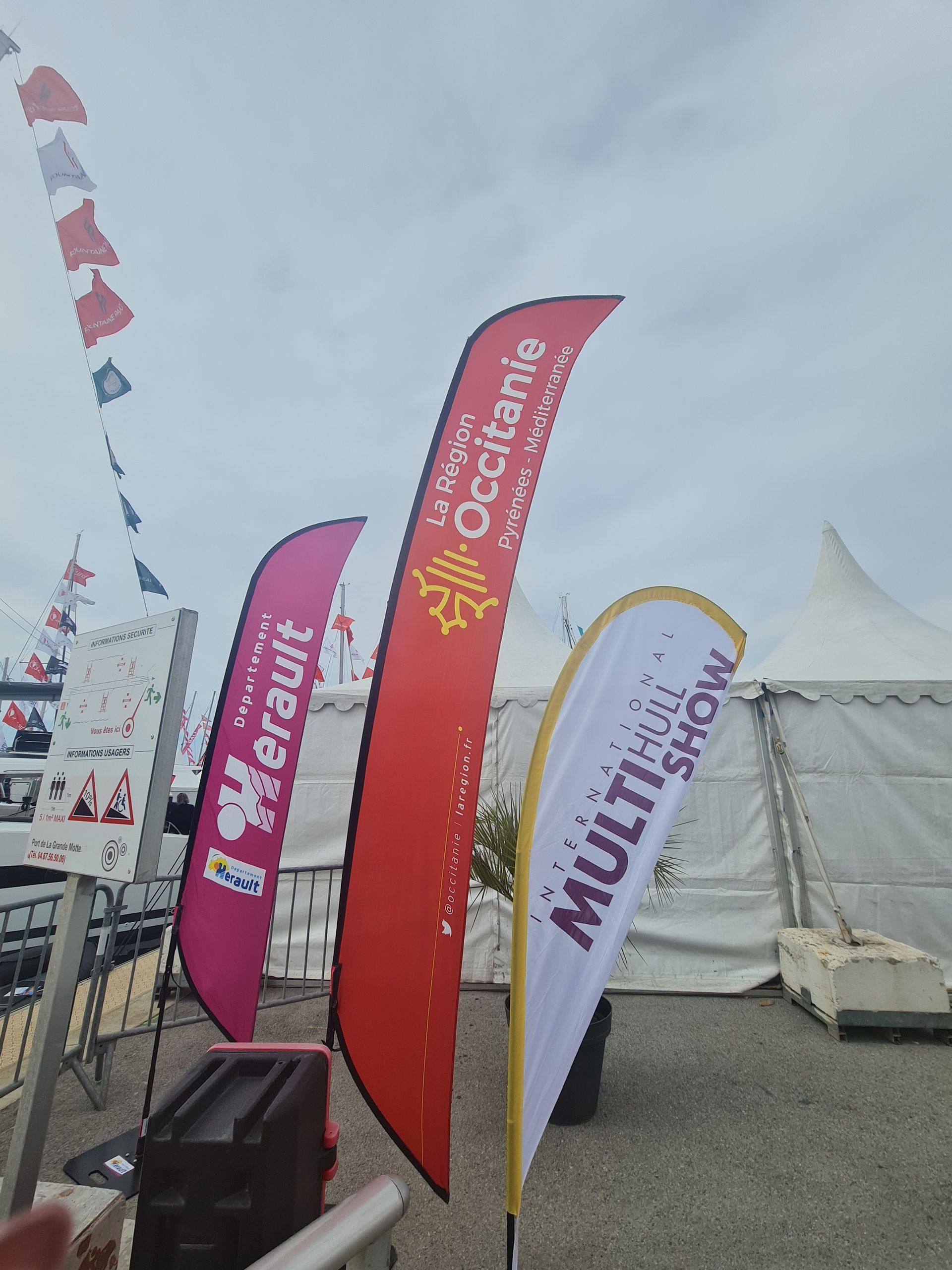 3 Fahnen mit Werbung von der Multi Hull Show, Okzitanien und Herault