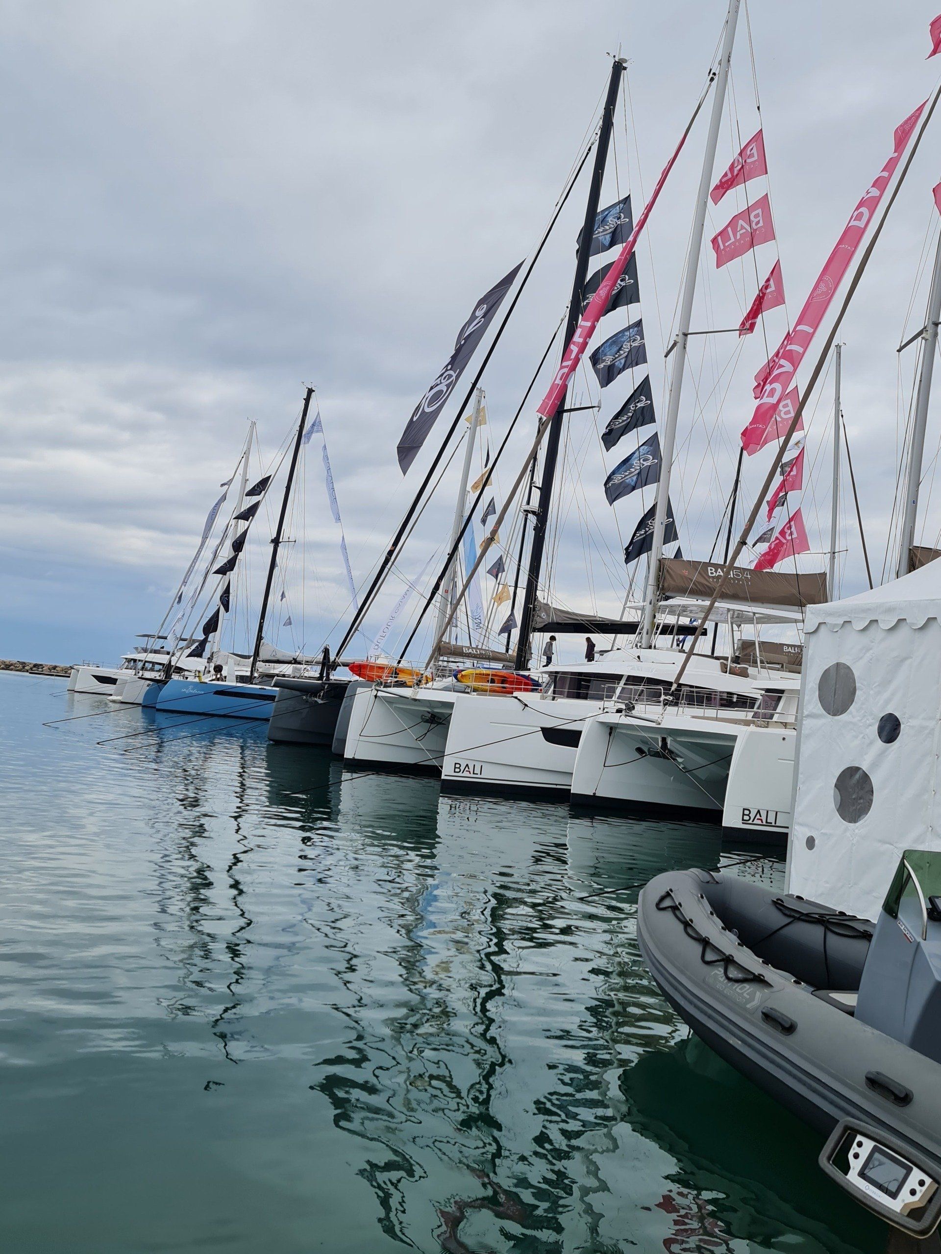 Catamarane der Multi Hull Show 2022 Catamarane in einer Reihe Multi Hull Show 2022