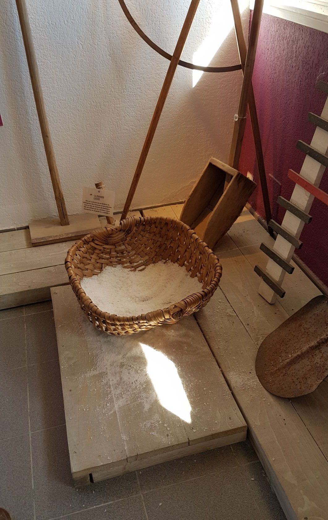 schwere Arbeit in den Salzgärten des Südens Frankreichs Waage und Korb mit Salz Holzschütte