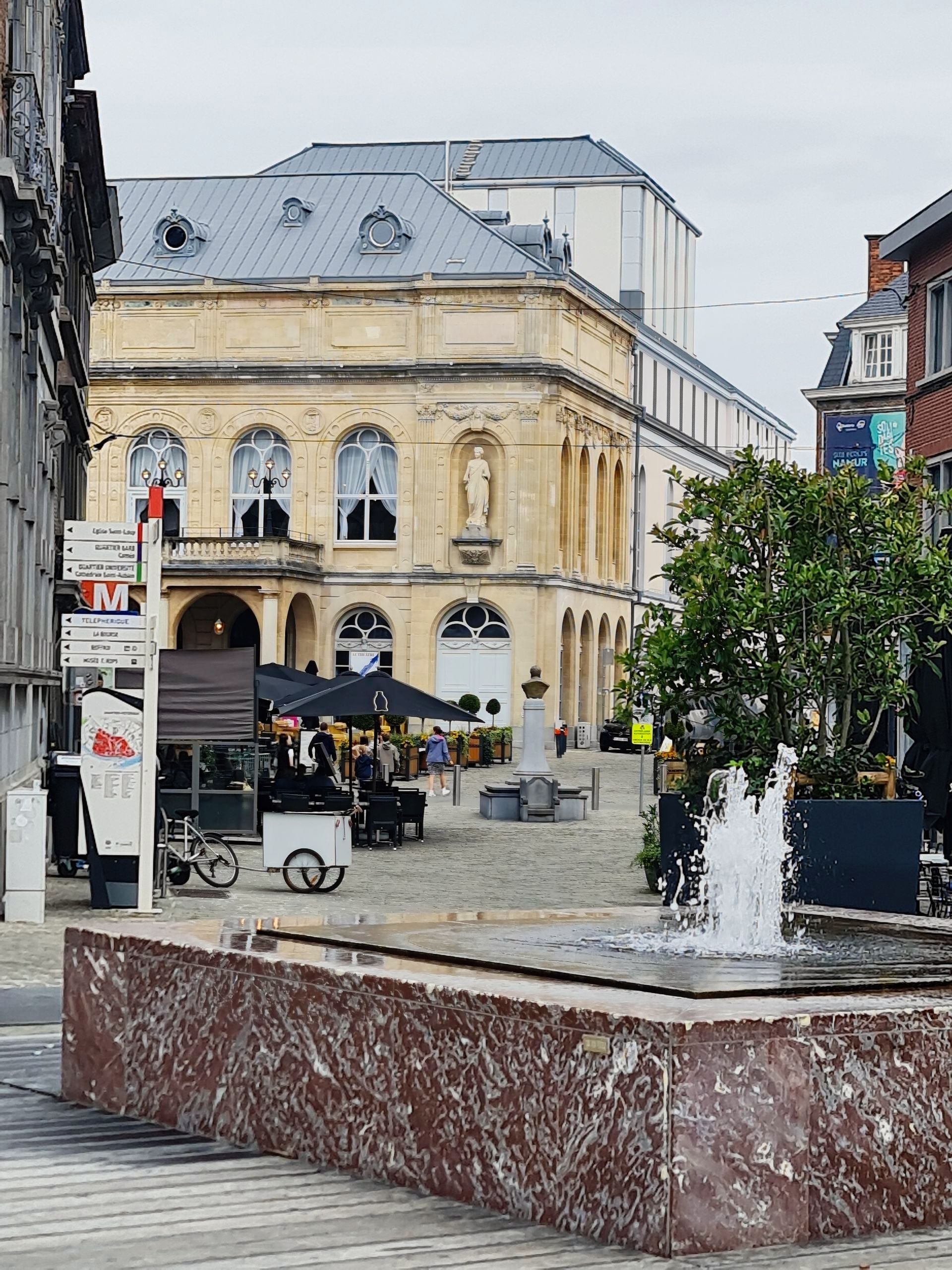 Springbrunnen viereckig gemauert aus Stein vor dem Theater der Stadt Namur Belgien
