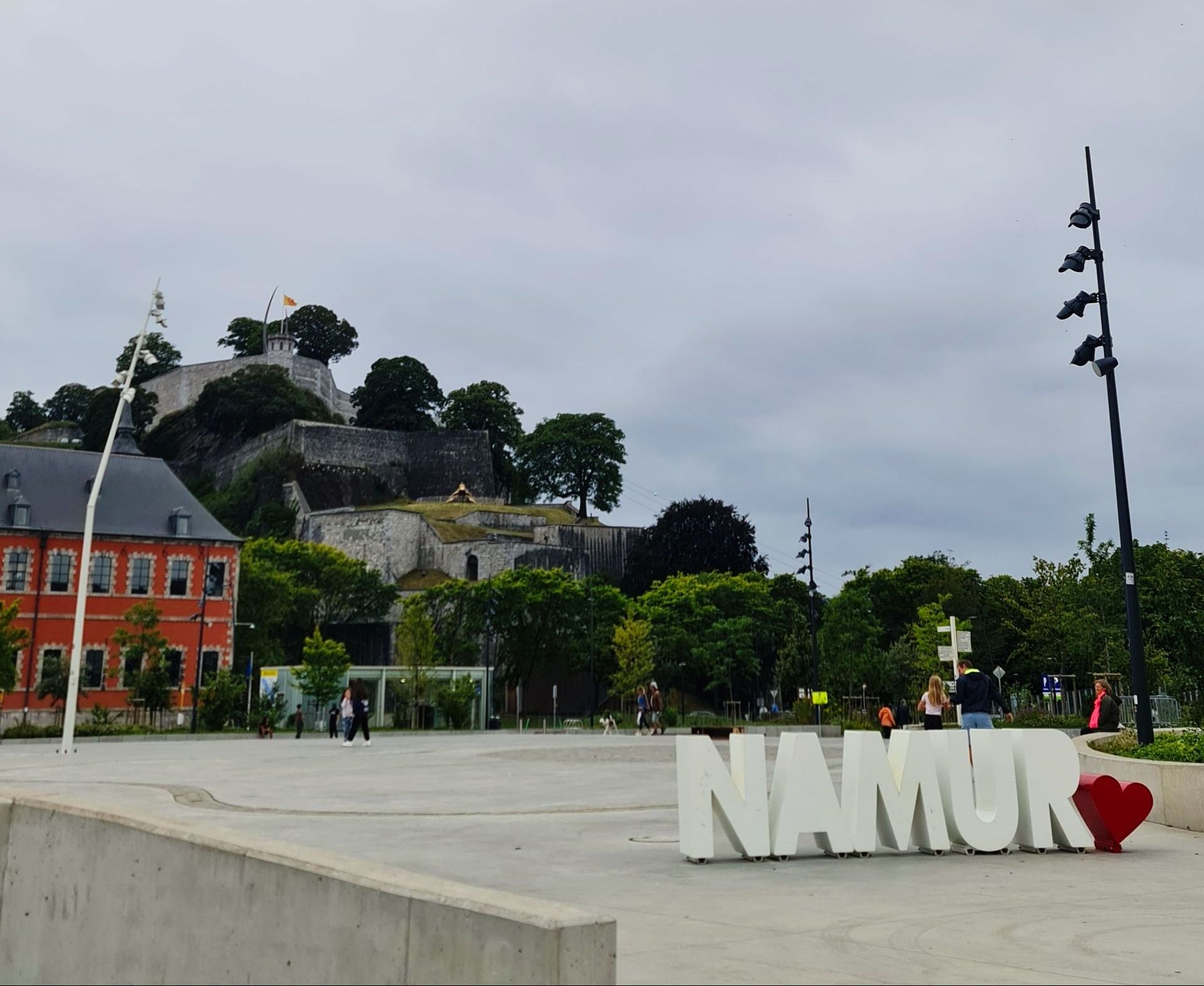 Festung und Schriftzug der belgischen Stadt Namur