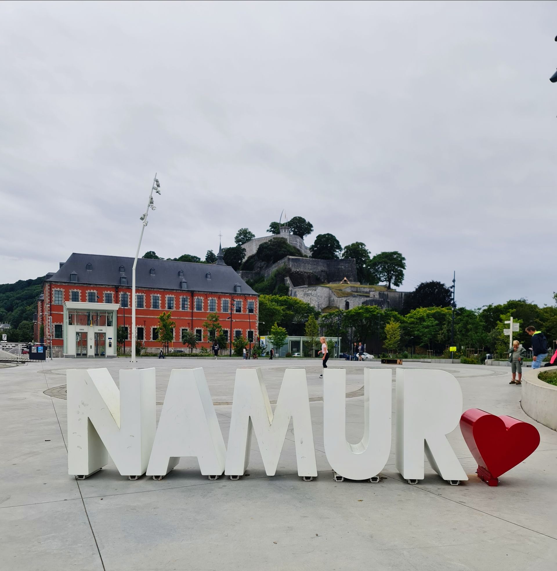 Schriftzug in großen weißen Buchstaben NAMUR am Ende ein kleineres rotes Herz
