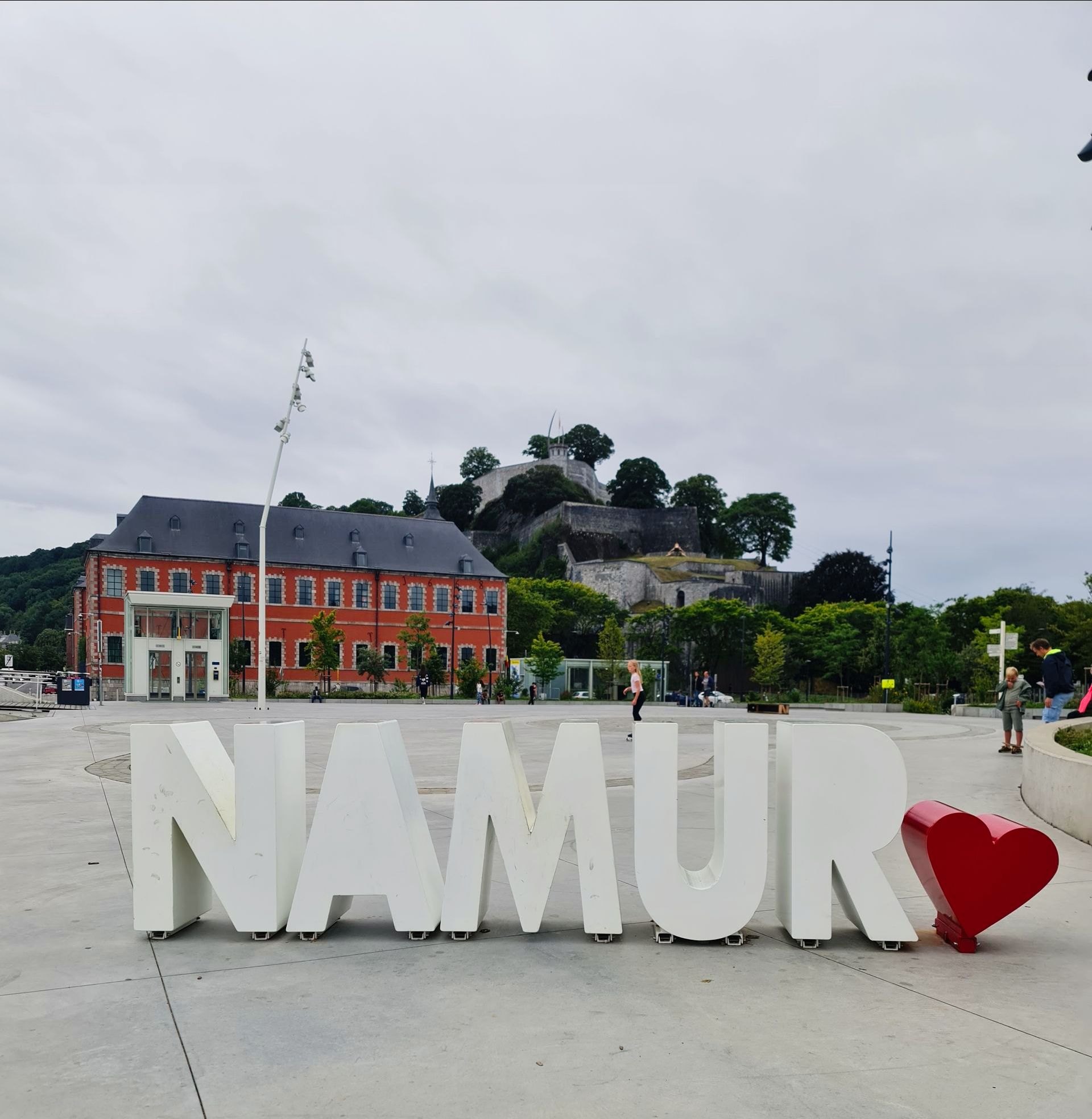 Schriftzug Namur in großen weißen Buchstaben