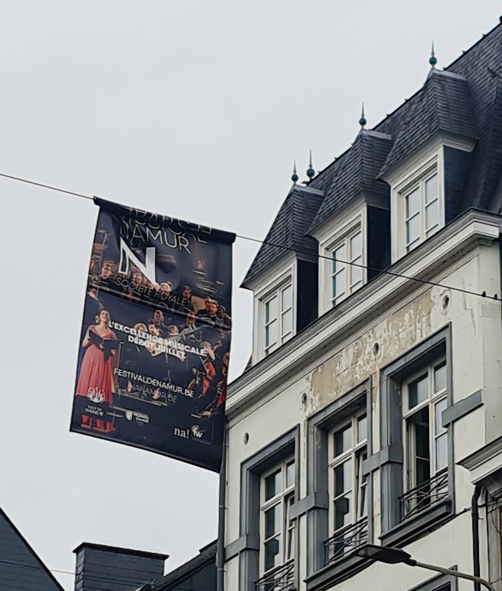 Werbung in einem Plakat über der Straße für Theateraufführungen in Namur Belgien