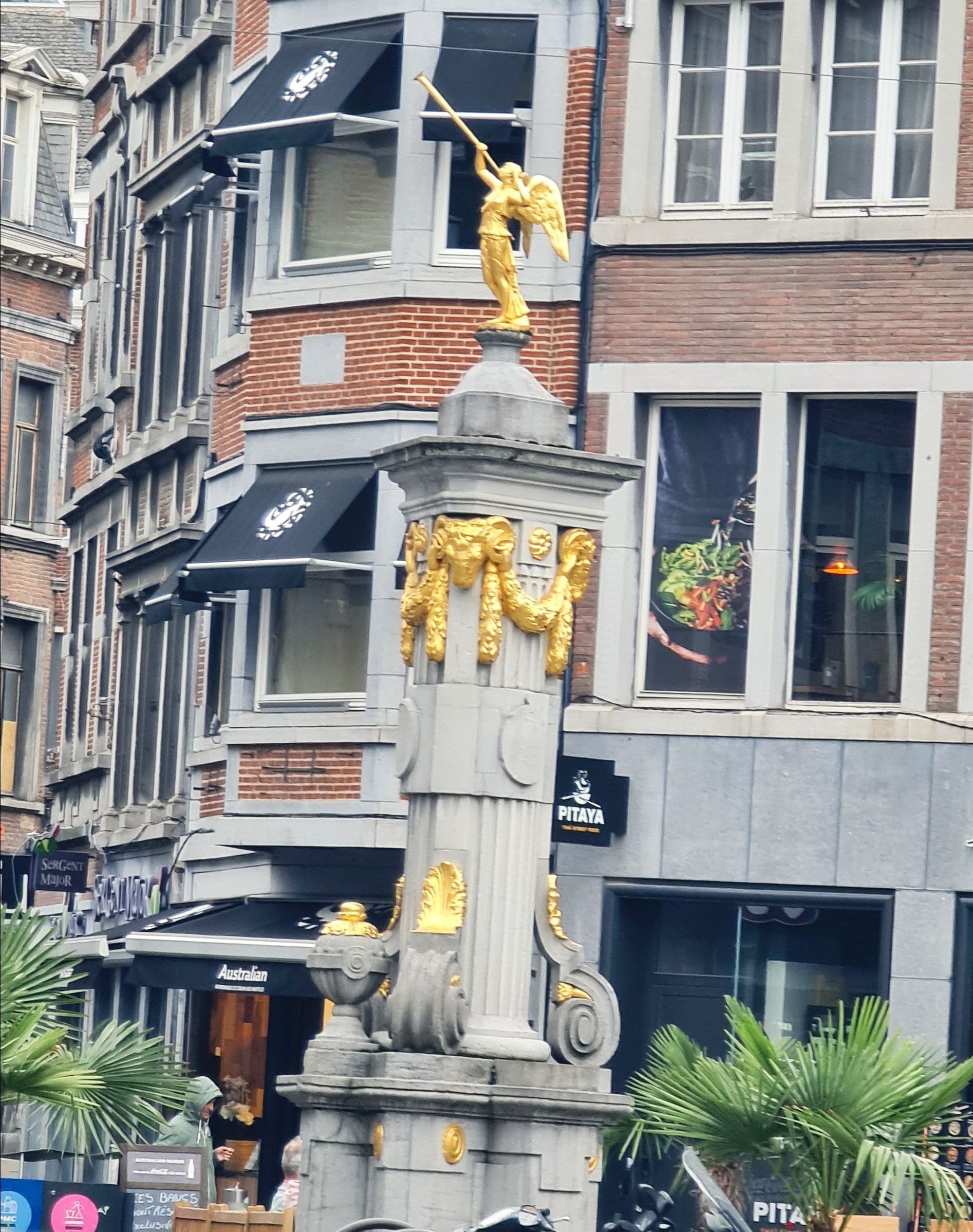 Säule mit Engel, aus Gold, der Trompete bläst