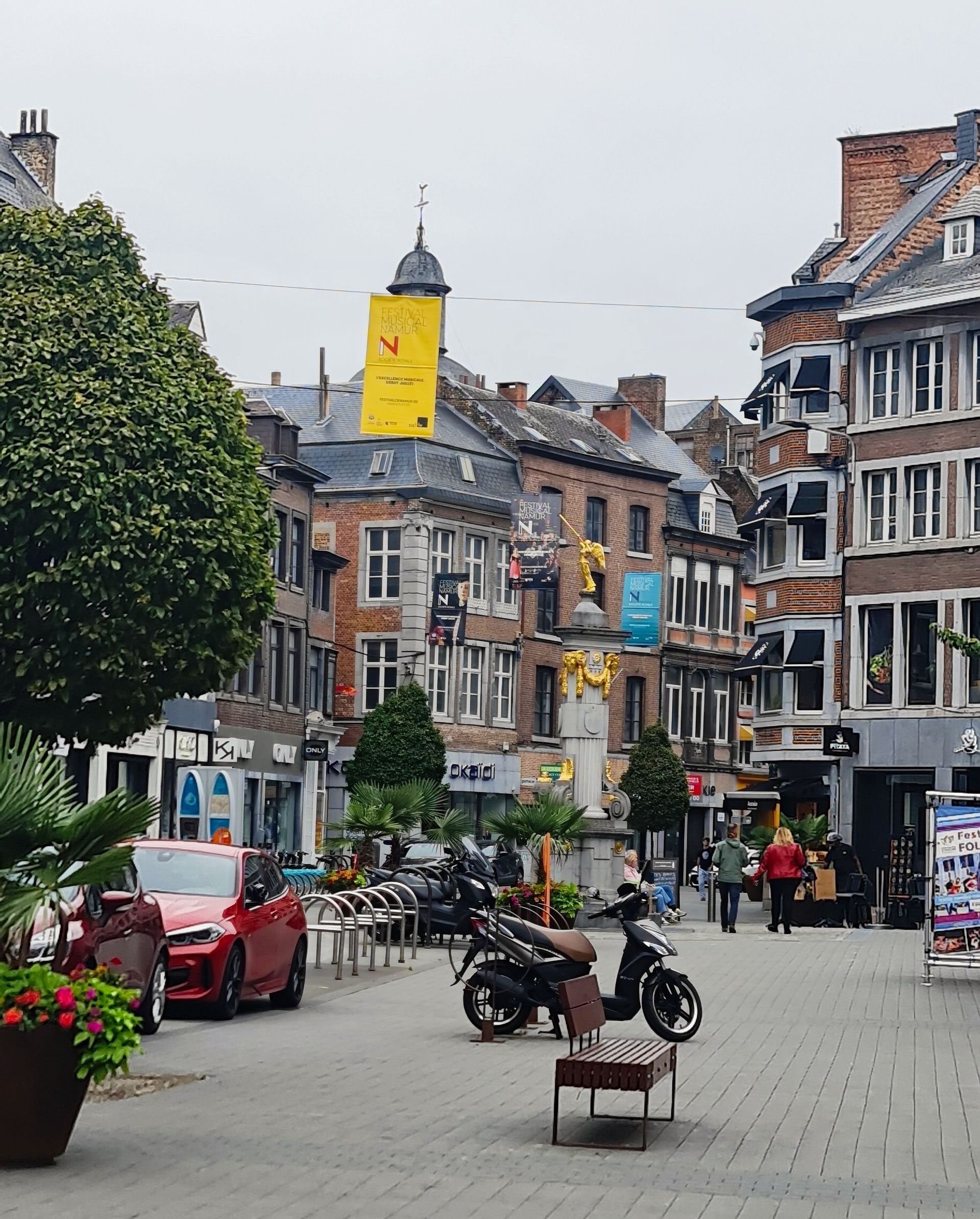 lebhafte Innenstadt mit alten Häusern und Menschen