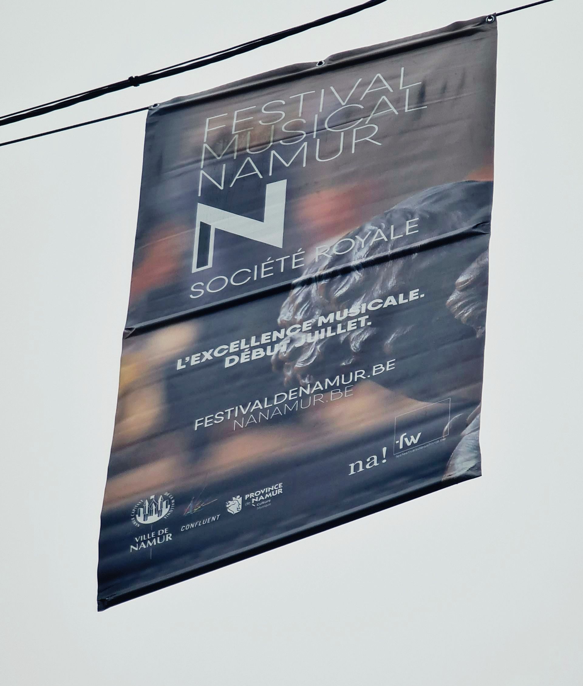 Werbung in einem Plakat über der Straße für ein Musikfestival in Namur Belgien