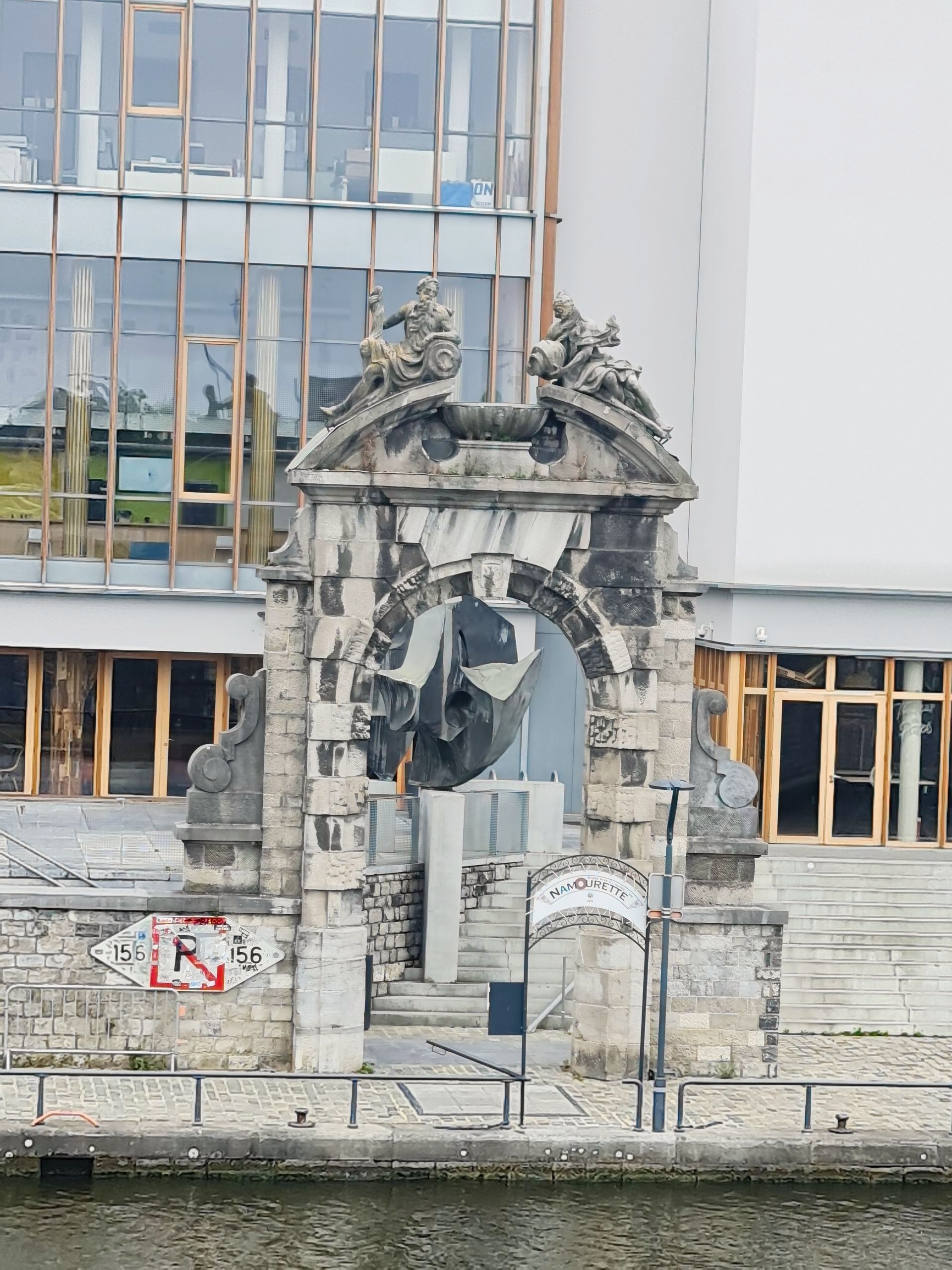 gegenüber vom Fluss ein Monument wie ein Tor