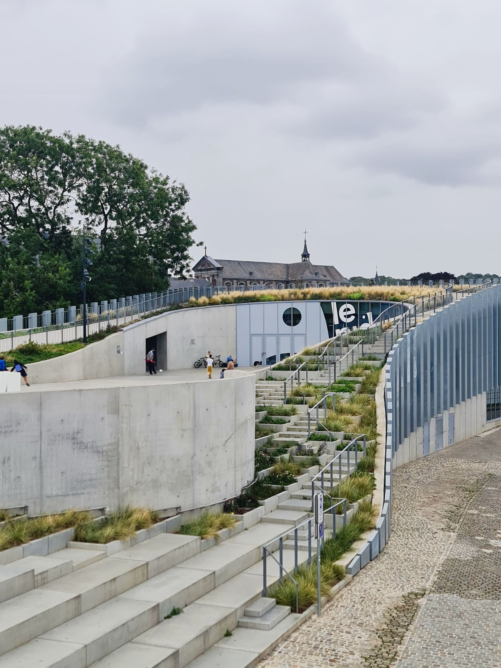 große Terrasse mit Stufen am Fluss -  schön bepflanzt