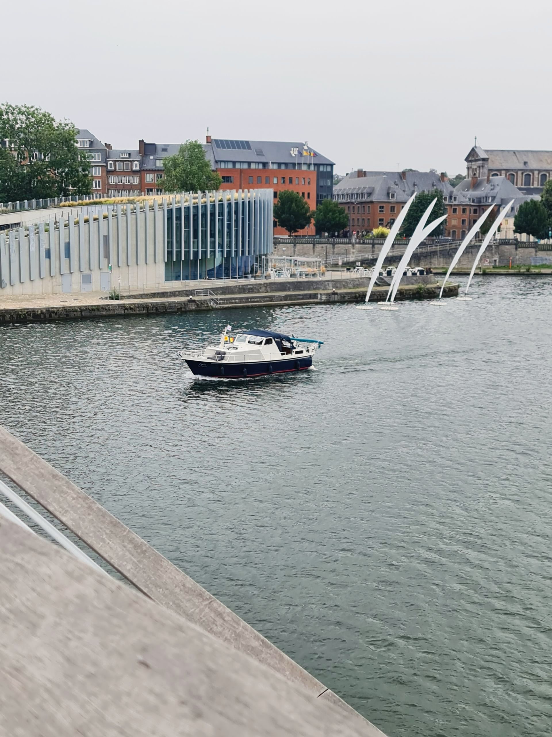 Boot auf einem Fluss - Blick von der Brücke