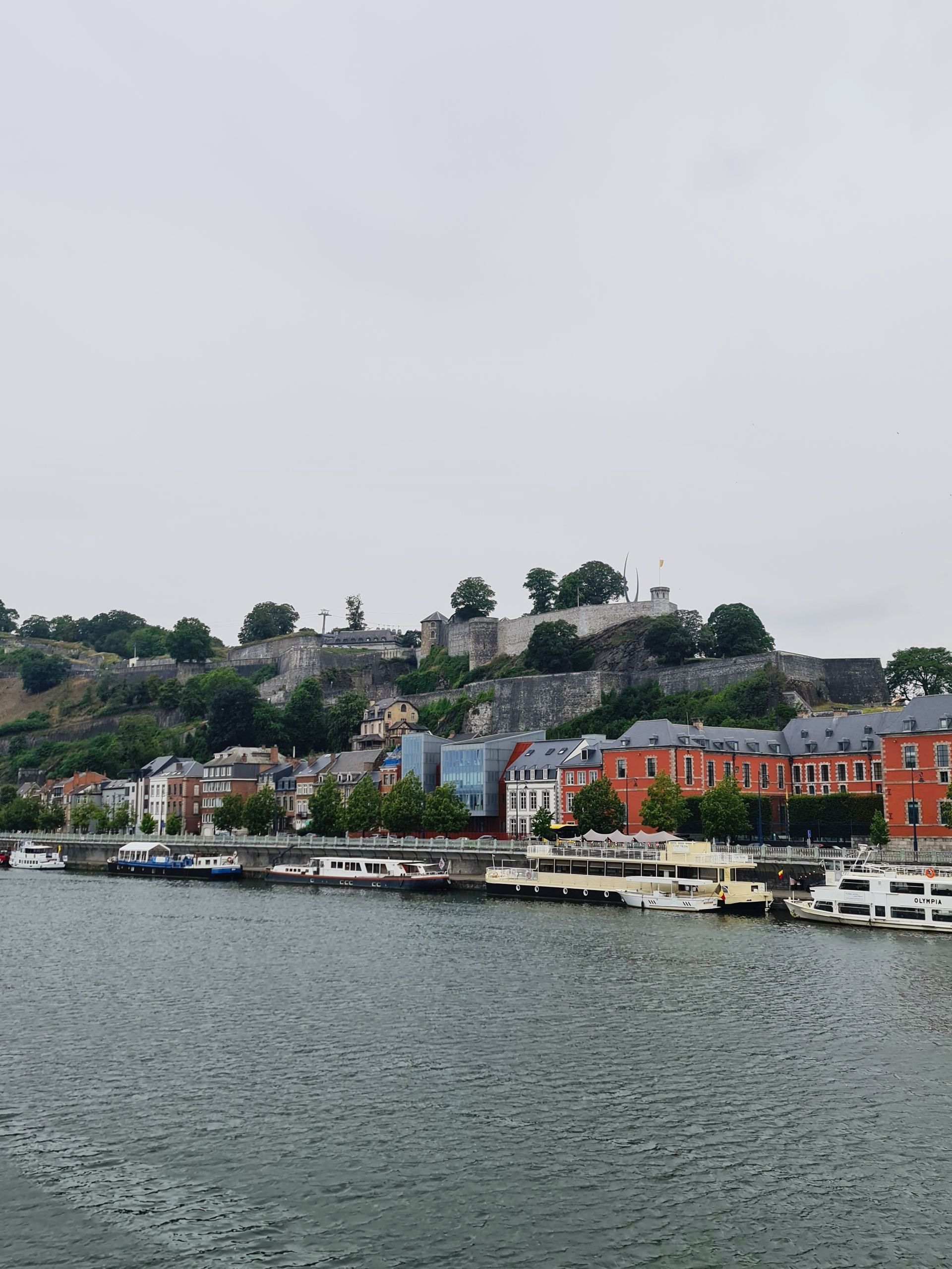 Blick auf einen Fluss - auf der anderen Seite liegen Schiffe