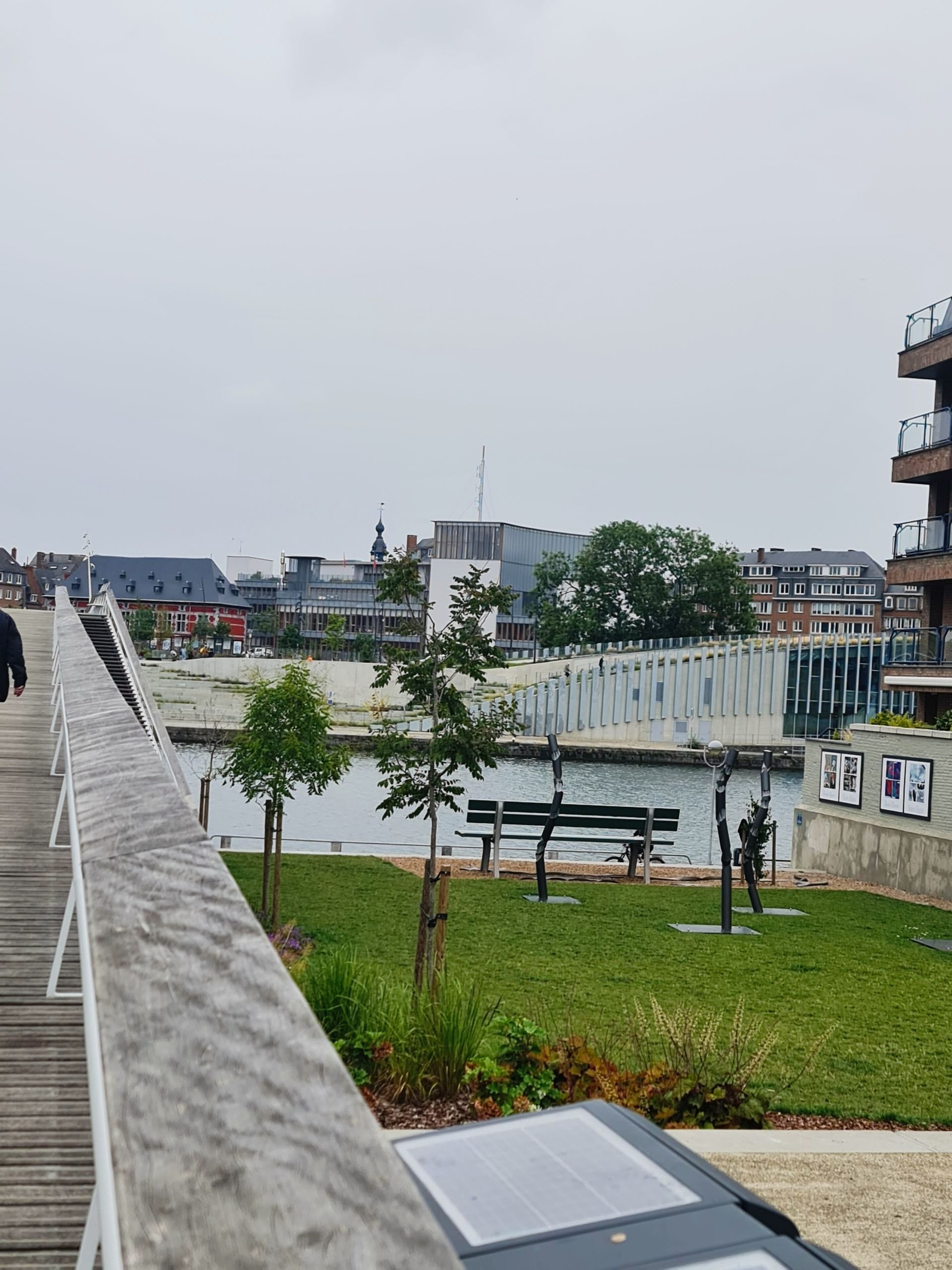 Blick von einer Brücke auf einen Fluss