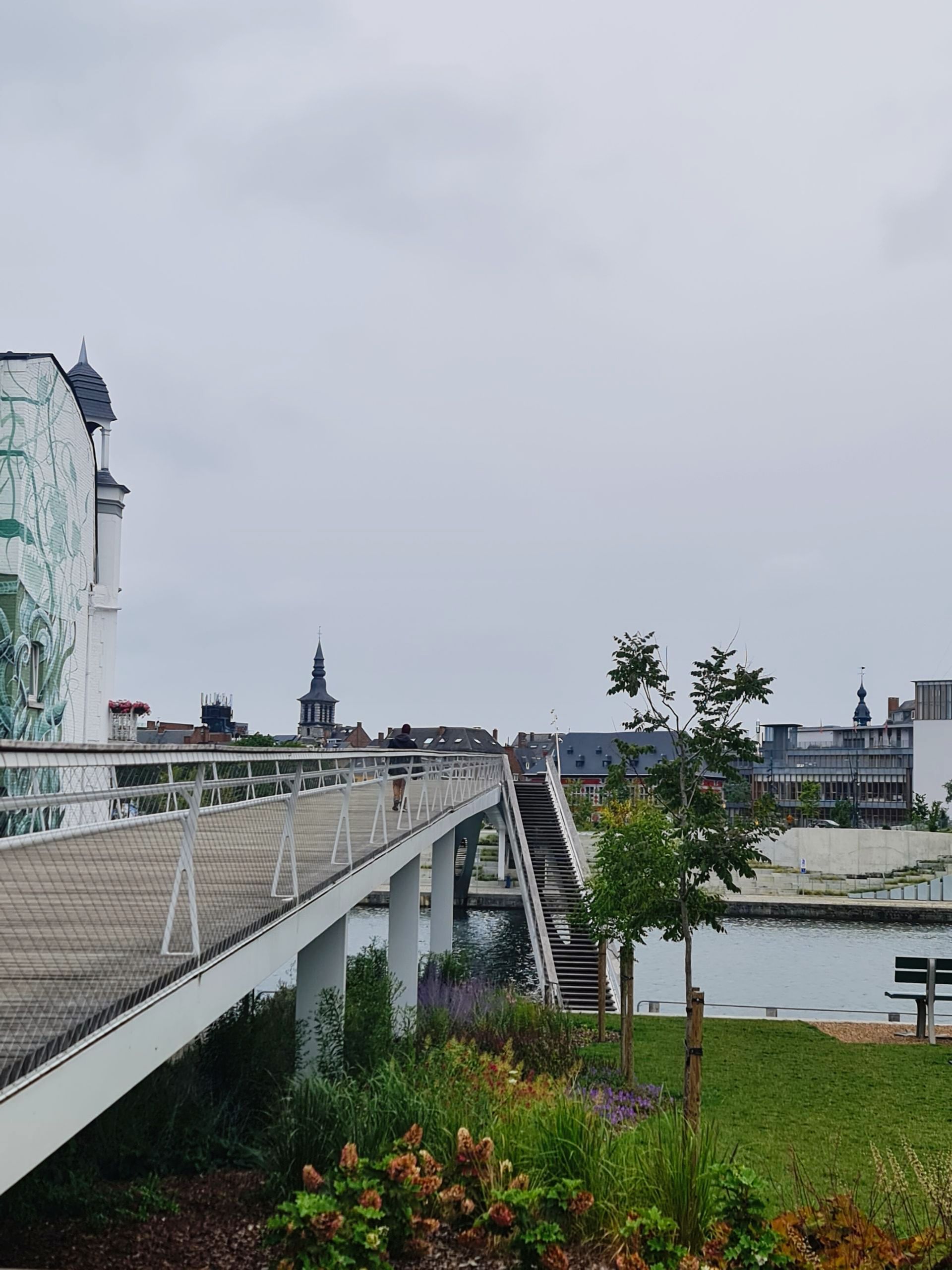graue Brücke über die Maas