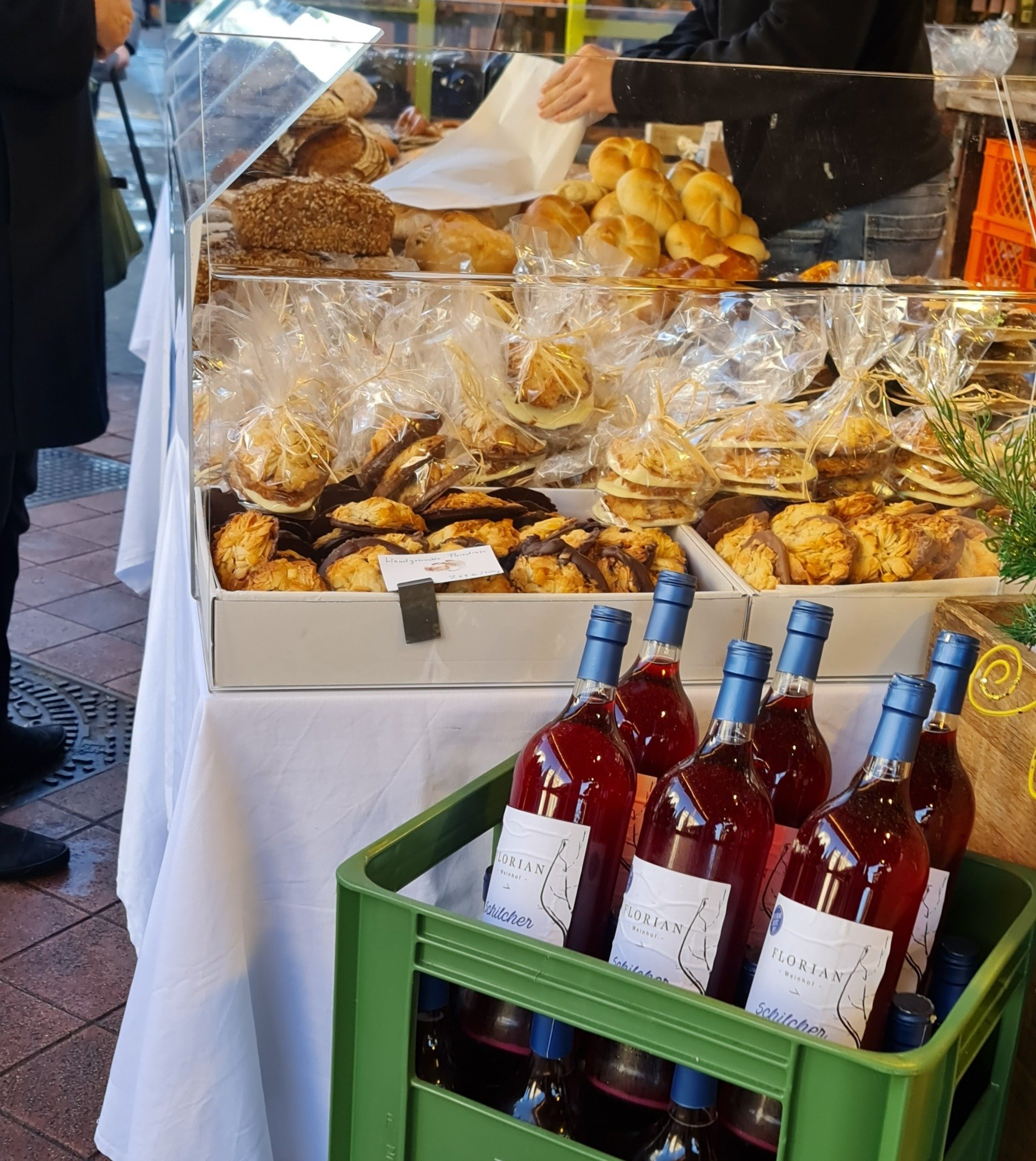 Naschen auf dem Naschmarkt Wien ist erlaubt Photo by: Viola Einert-Krug Naschen auf dem Naschmarkt in Wien Brot Broetchen Suesses Wein