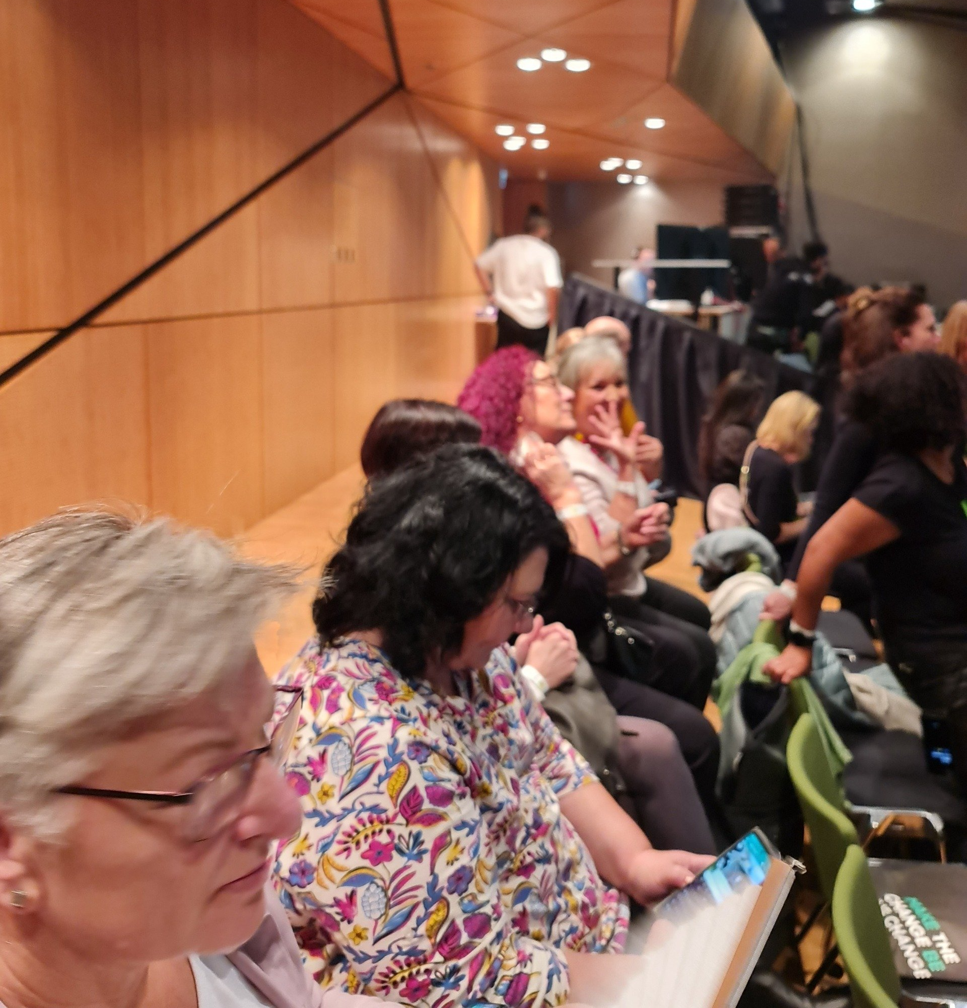Next mit Ringana People Leute in einem Saal