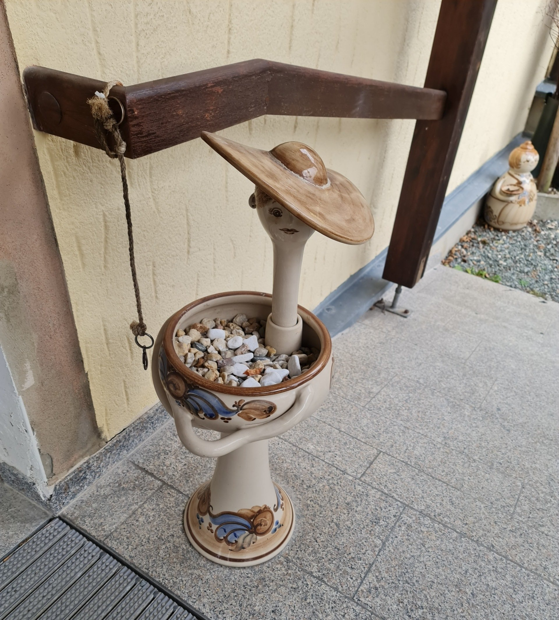 Keramikaschenbecher einer Dame mit großem Hut vor einem Haus Heyde Keramik aus Jahnsdorf Erzgebirge
