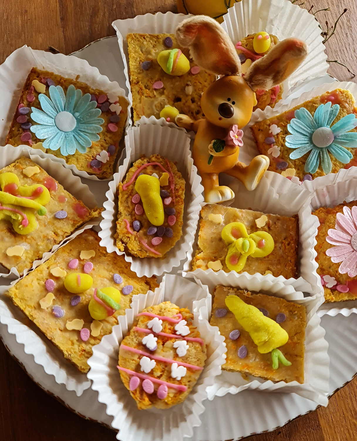 Ostergebäck Möhren-Bananenteig Marzipanmöhren, -Eier, -Blumen Zuckerdeko sowie Essblumen aus Papier