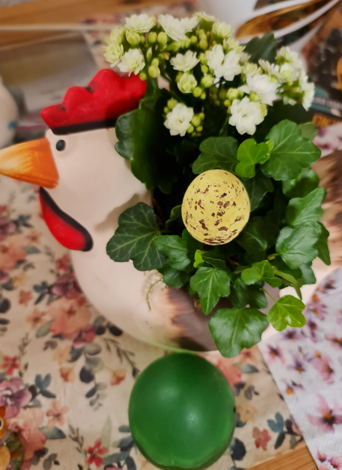 Osterhuhn mit Pflanze Photo by: Viola Einert-Krug Osterhuhn aus Keramik mit Pflanze