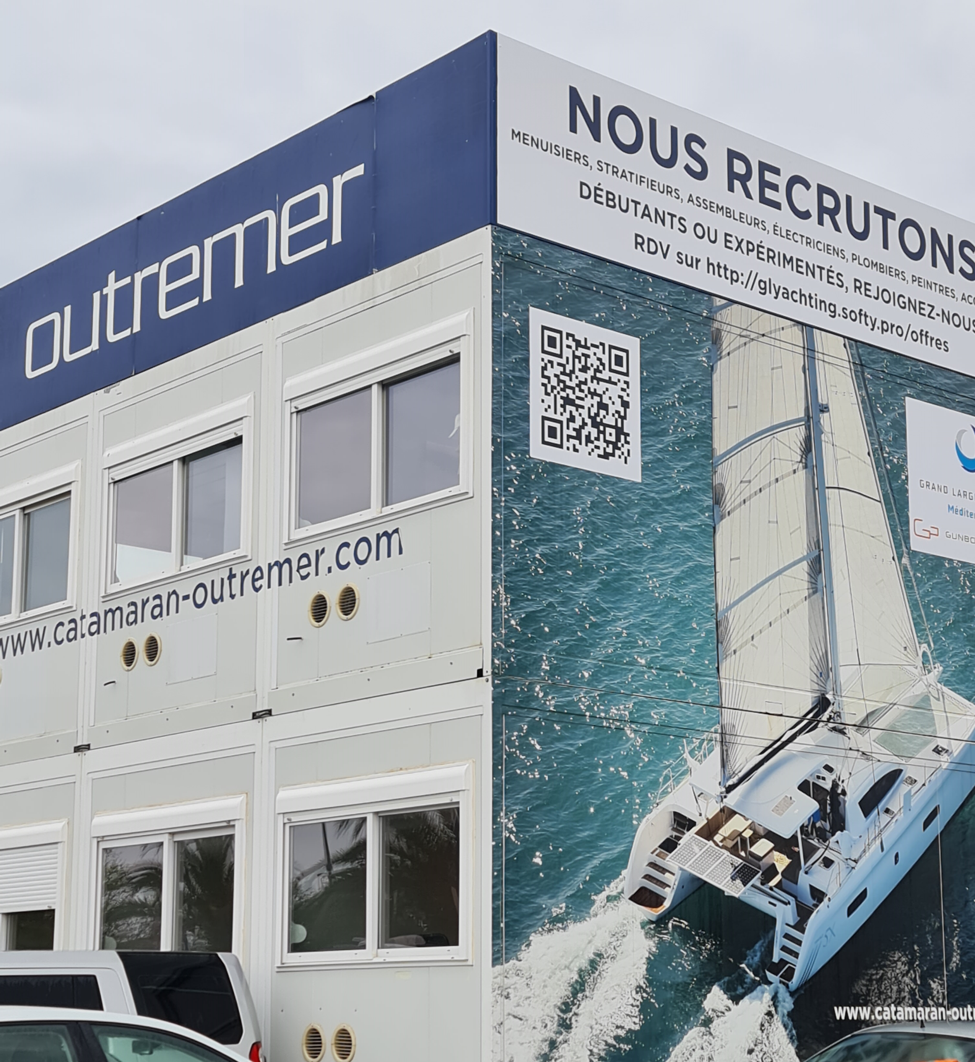 Gebäude der Firma Outremer in blau