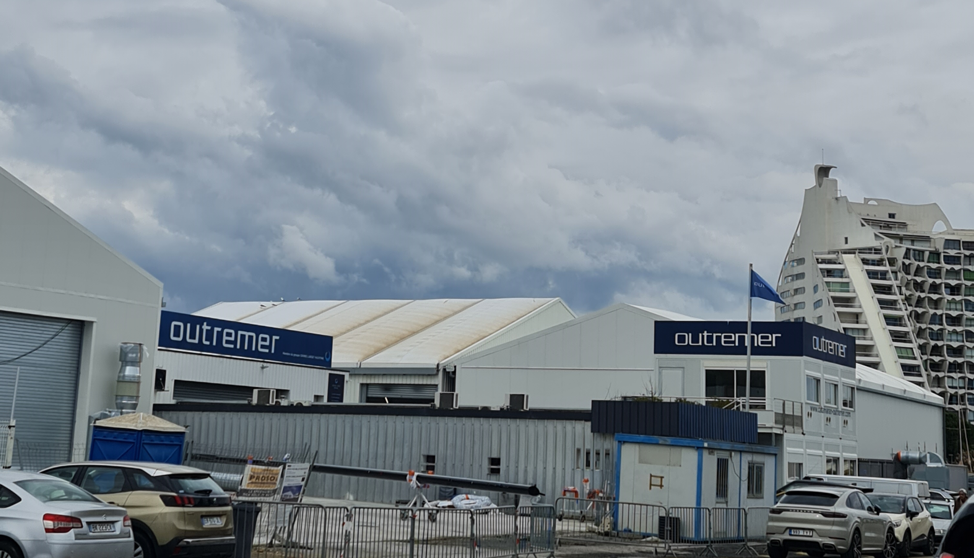 neben einem futuristischen Gebäude wie eine Pyramide hat die Firma Outremer ihren Sitz