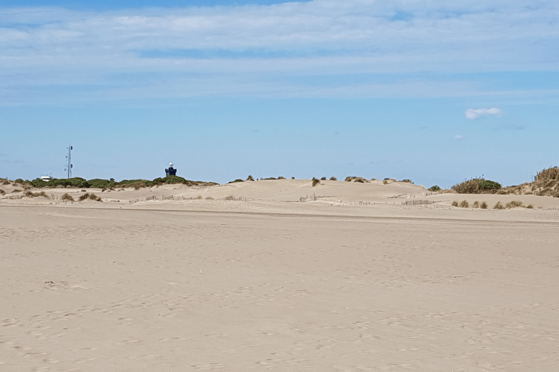 riesiger Strand- Sand und blauer Himmel L Espiguette in Le Grau du Roix