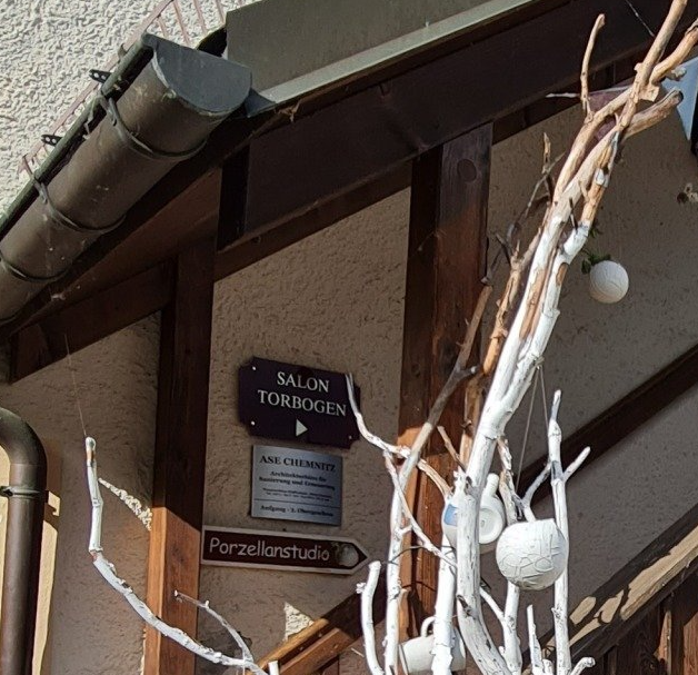 Hinweisschild zum Porzellanstudio Wasserschloss