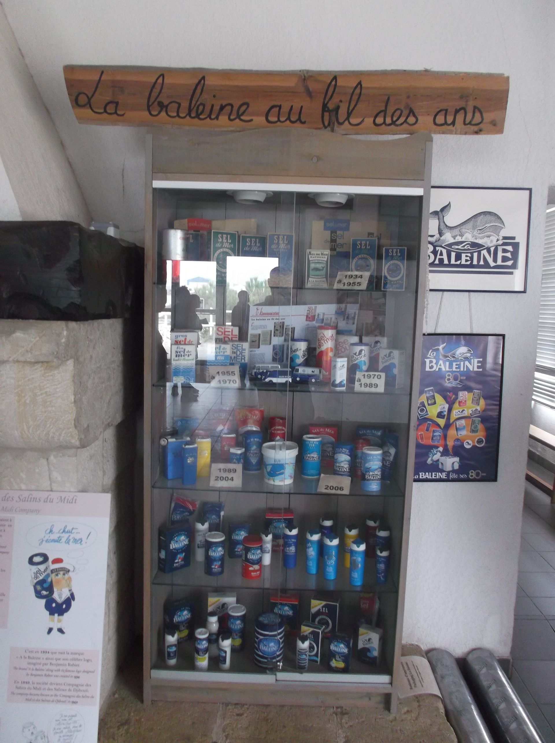 ein Schrank mit Produkten de Saline du Midi alte und neue