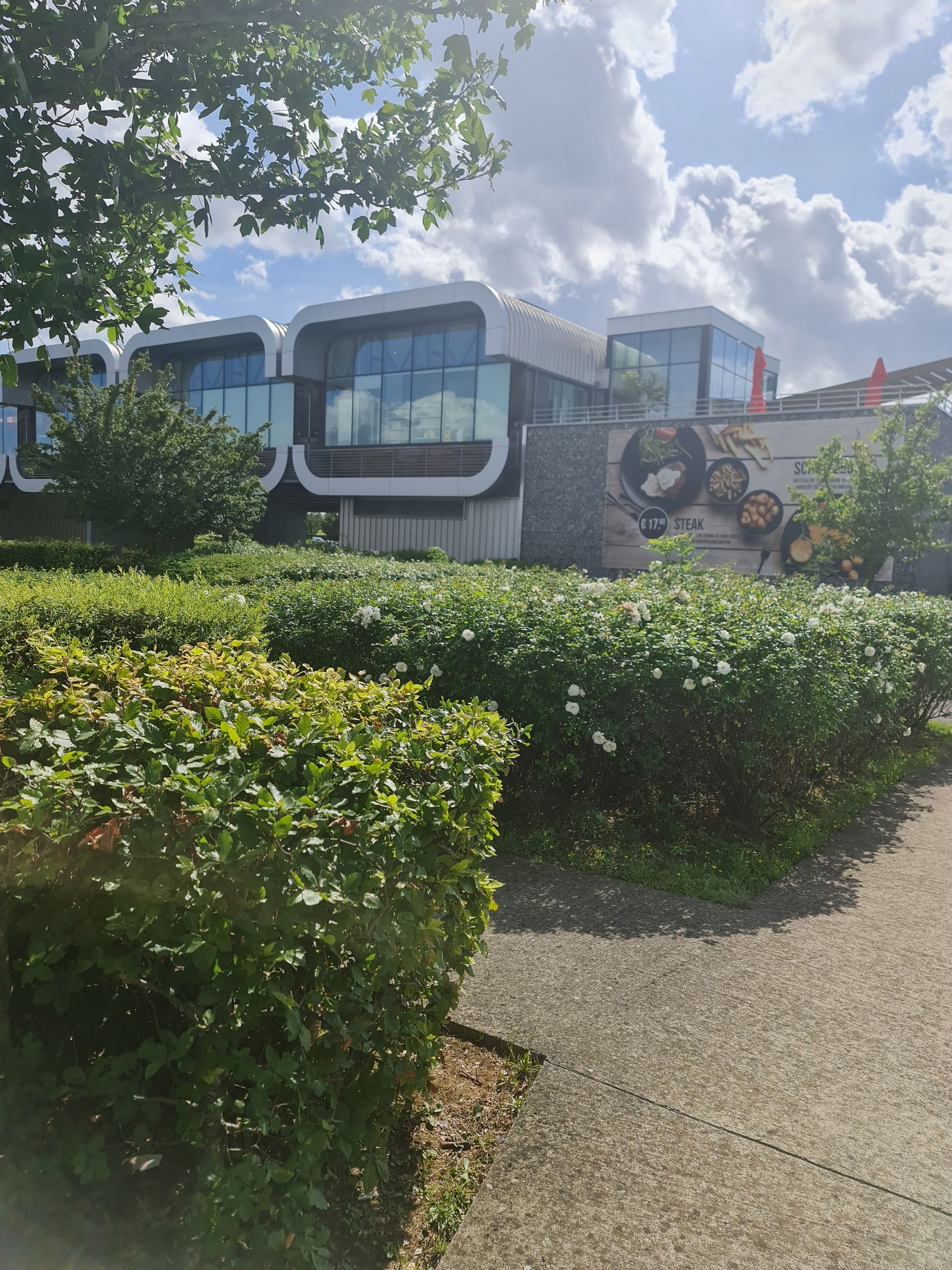 Ein Haus so gebsut, als ob mehrere Glaskästen übereinander gestapelt wären