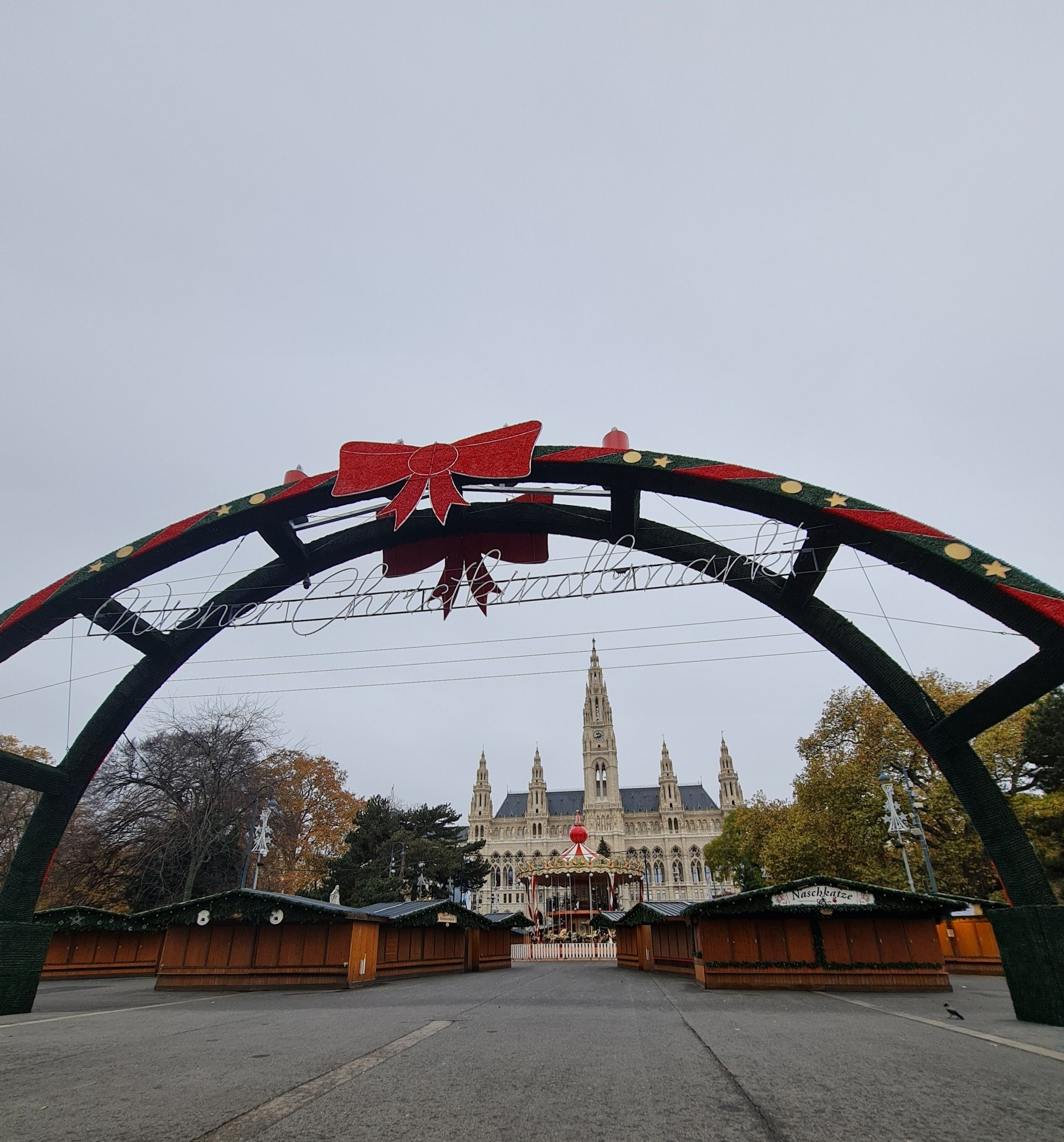 Rathaus Wien weihnachtlich - Photo by: Viola Einert-Krug Rathaus von Wien davor ein Bogen mit einer weihnachtlichen Schleife
