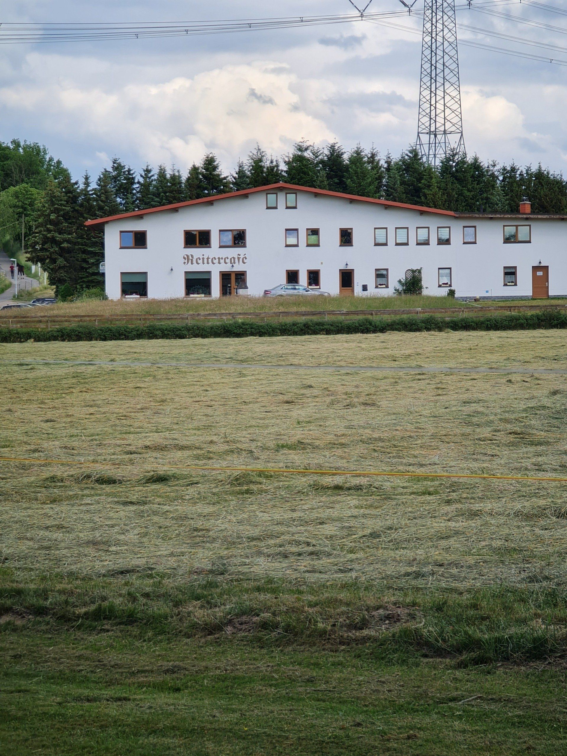 großes weißes Gebäude Reiterhof