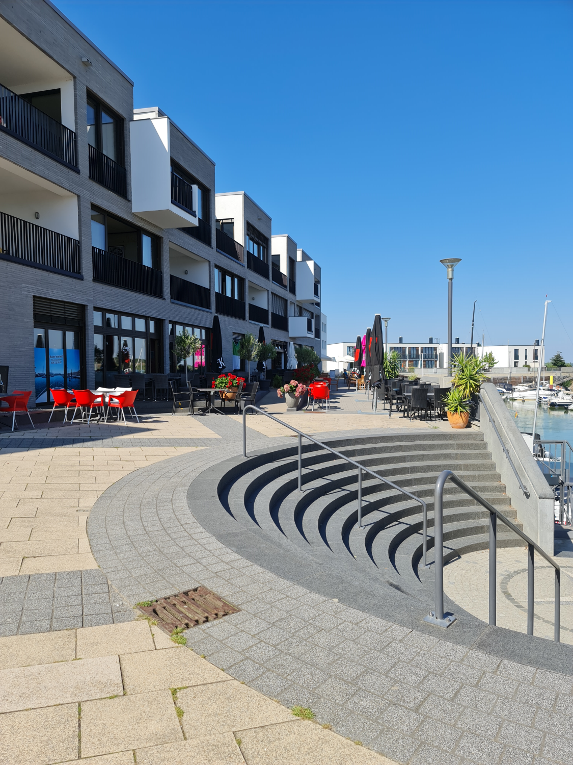 Restaurant am Hafen Zwenkau - Photo by: Viola Einert-Krug Restaurant-Häuser-Stühle-Hafen-Werft-Zwenkau-See