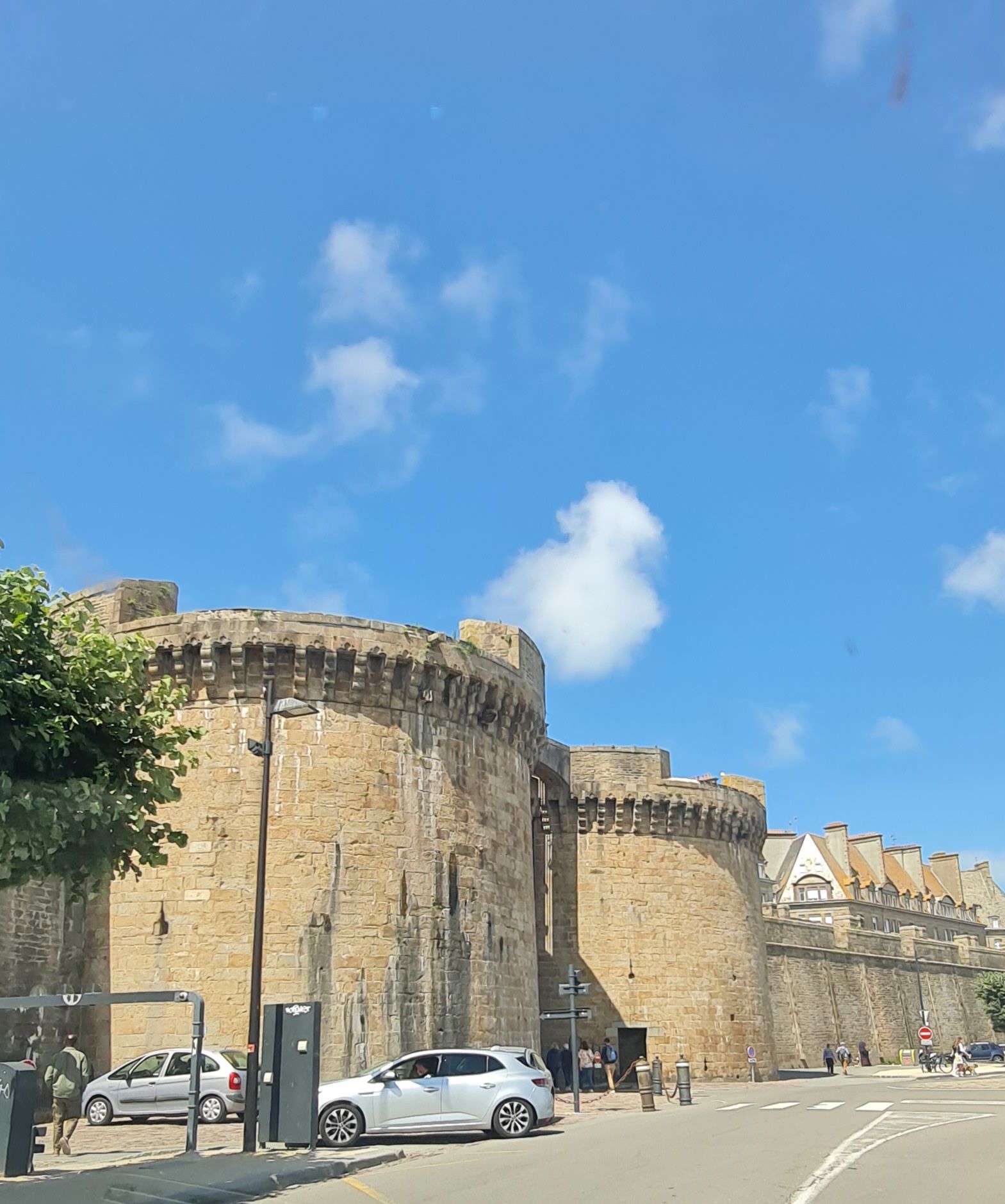 Türme einer Festung vor blauem Himmel