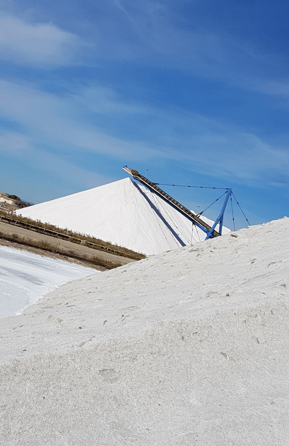 weiße Salzberge mit Foerderbaendern