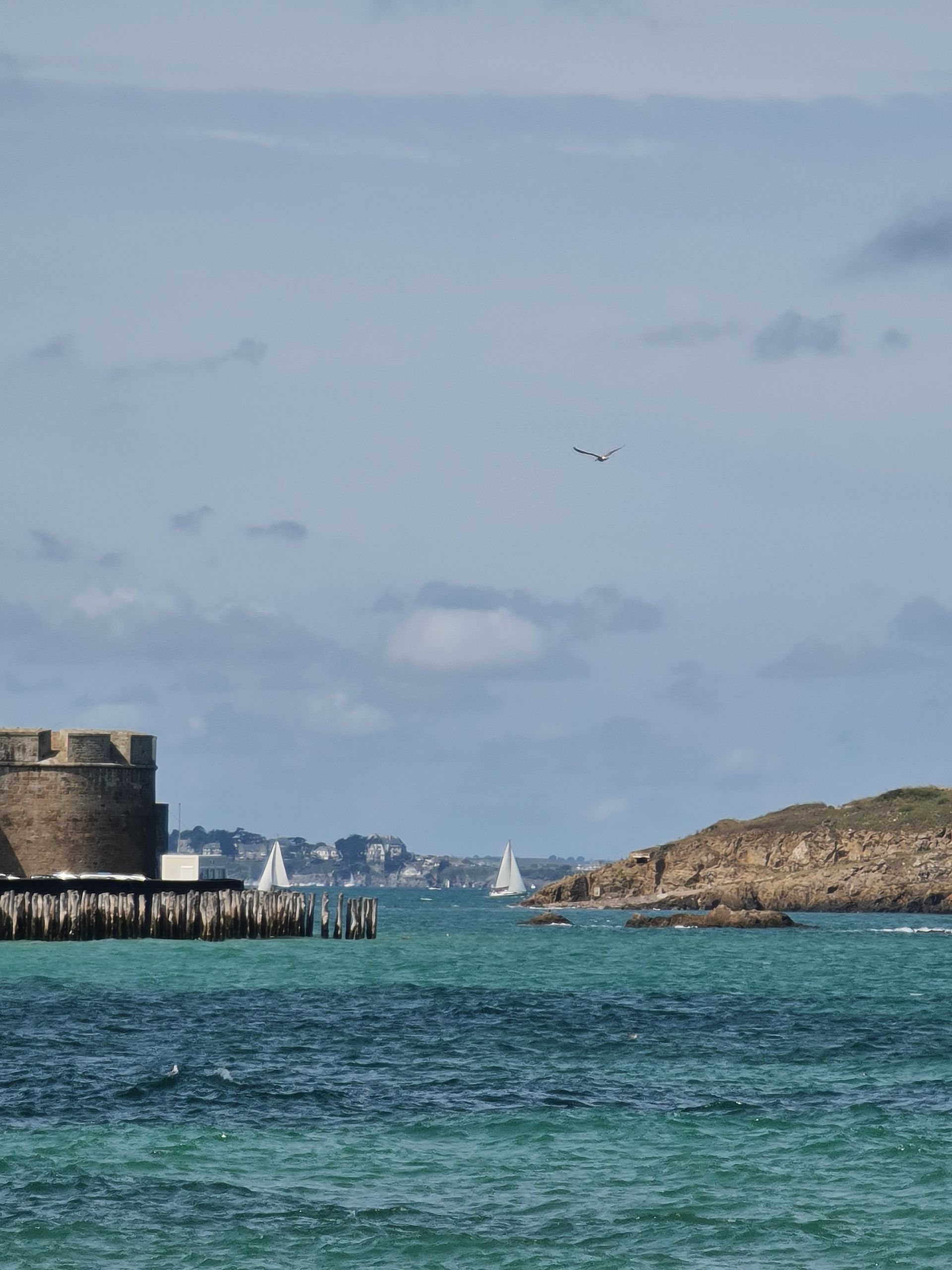 blaues Meer und links eine Festung