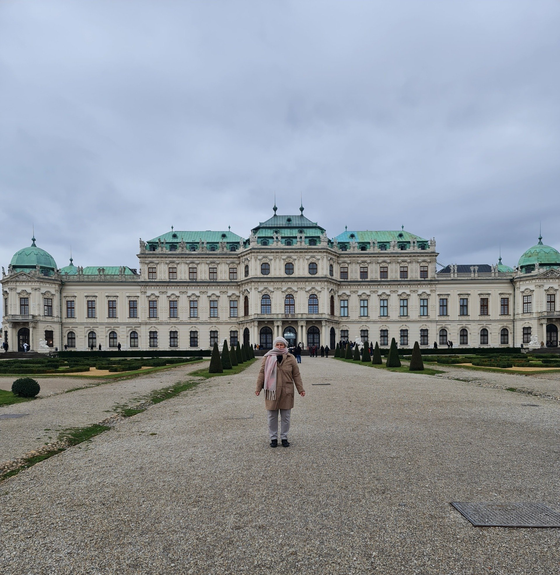 Schloss Belvedere Wien Photo by: Viola Einert-Krug Schloss im Winter ohne Schnee mit Frau davor