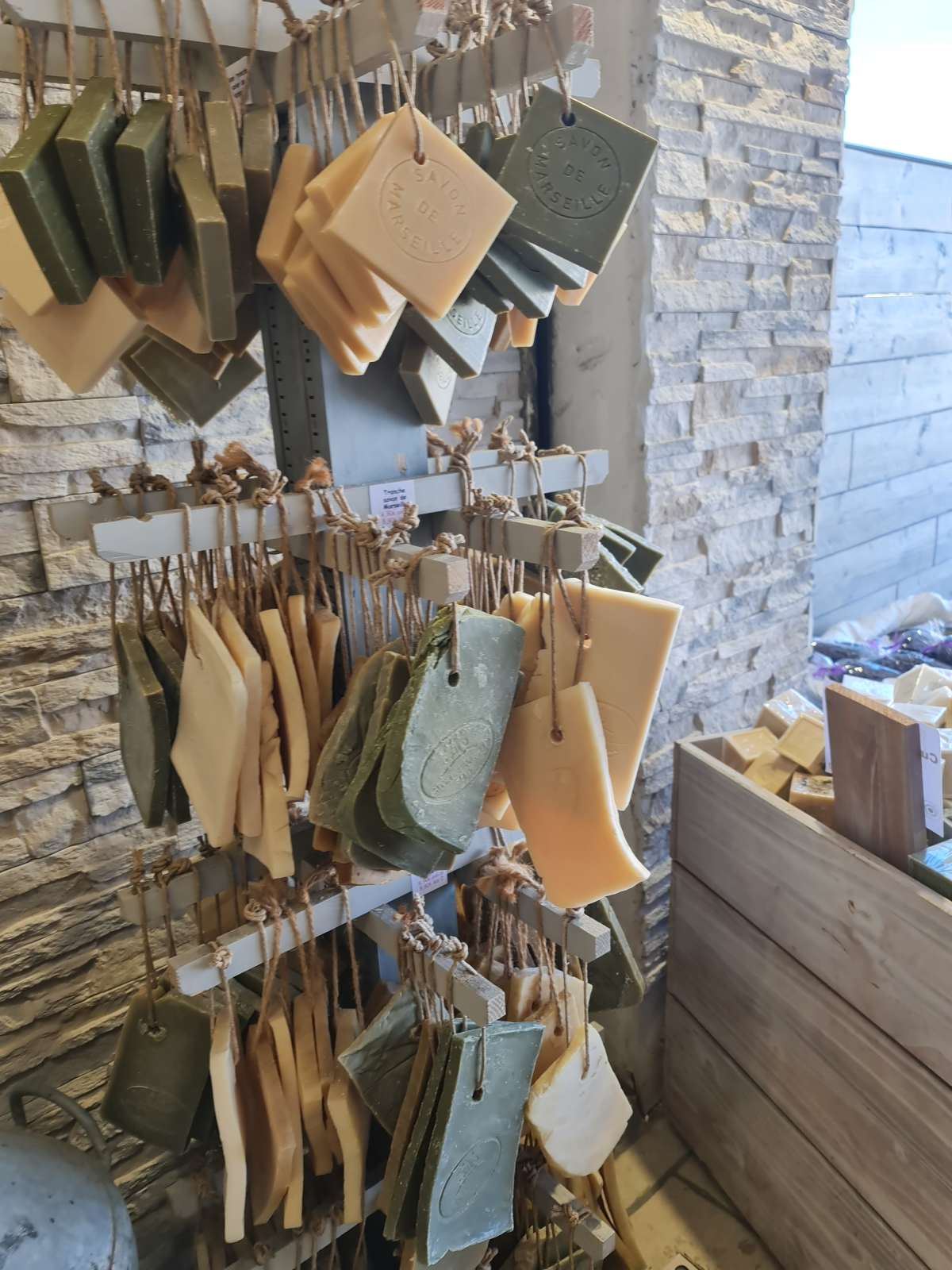 Ein Ständer an dem Seifenstücke hängen wie Speckschwarten