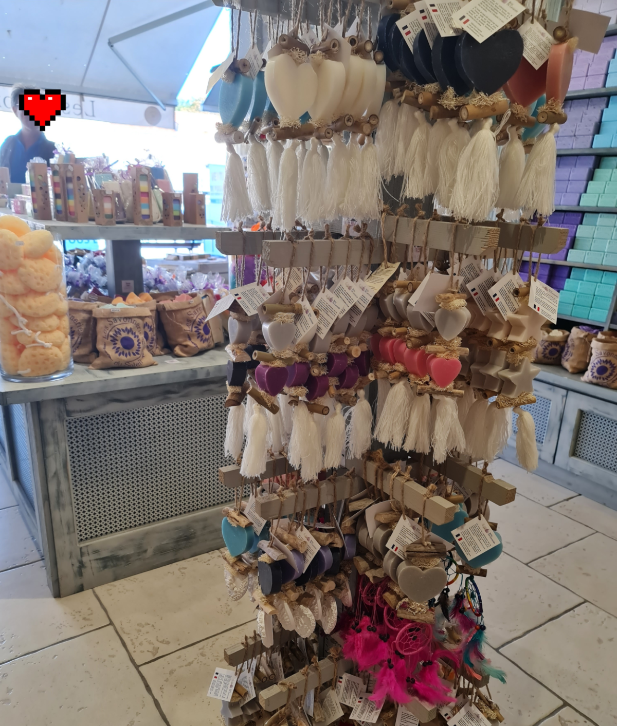 in einem Seifenladen ein Ständer mit kleinen Seifen aufgefädelt zu Geschenken
