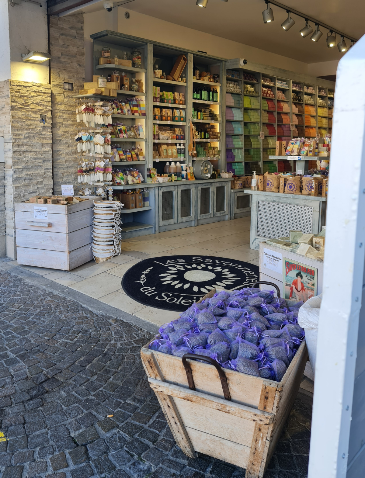 ein Geschäft in dem die Regale voller Seifen sind -in allen möglichen Farben