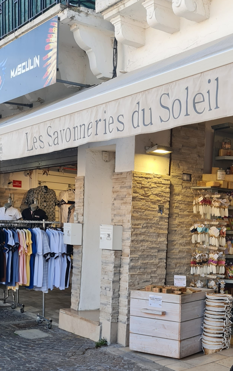 kleine Geschäfte in Häusern, Waren vor der Tür, Name des Ladens über der Tür