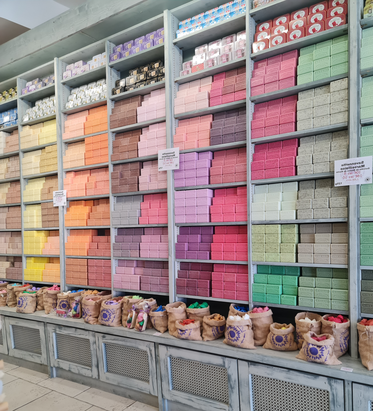 ein großes Regal voller bunter Seifen - nach Farben goerdnet