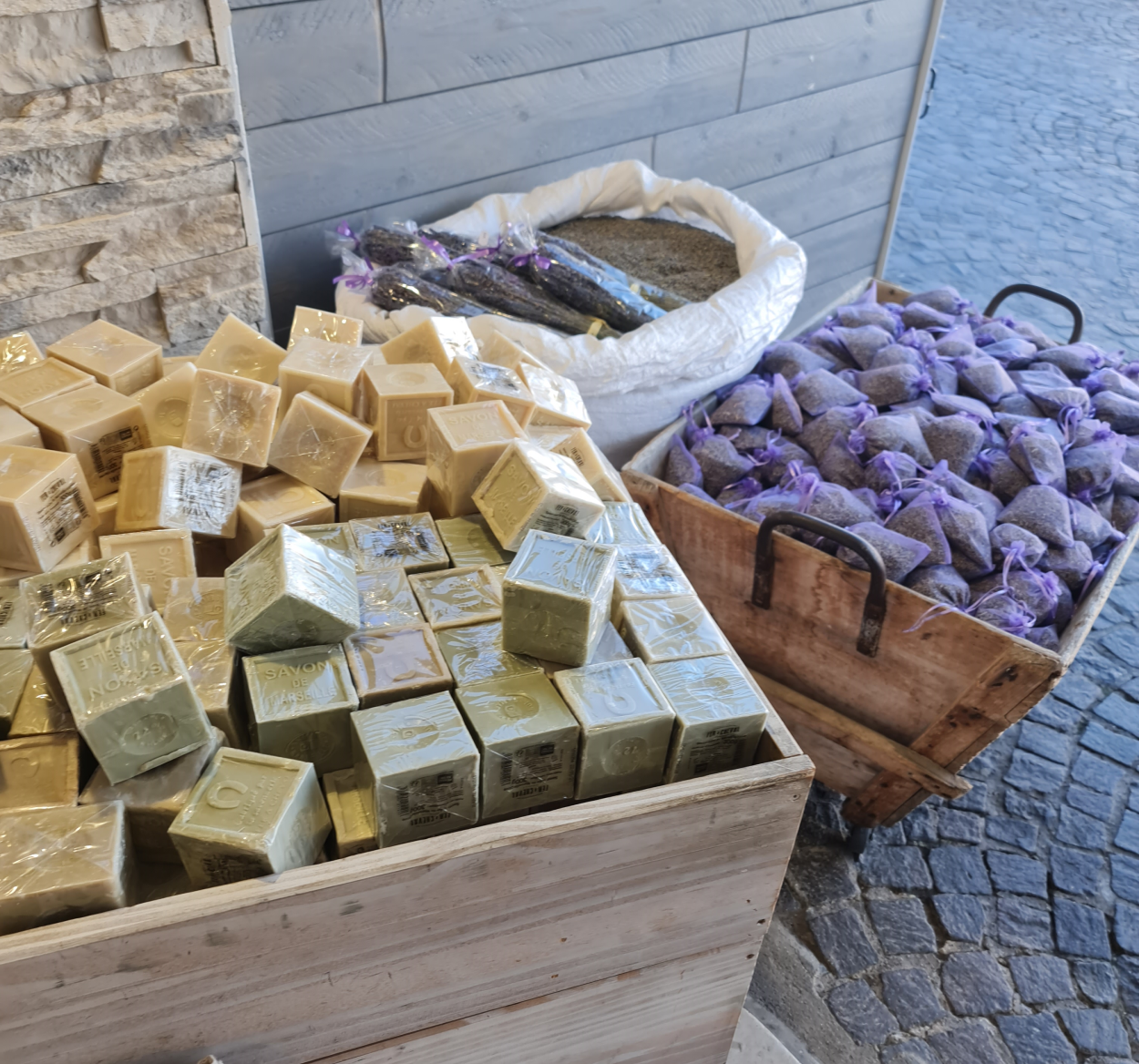 Seifenwürfel olivgrün in einer Kiste und eine kleinere Kiste mit Lavendelsäckchen