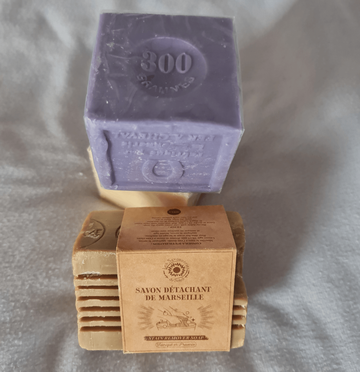 Lavendelseife im Würfel von 300 Gramm und Wäscheseife Stück olivgrün mit Banderole