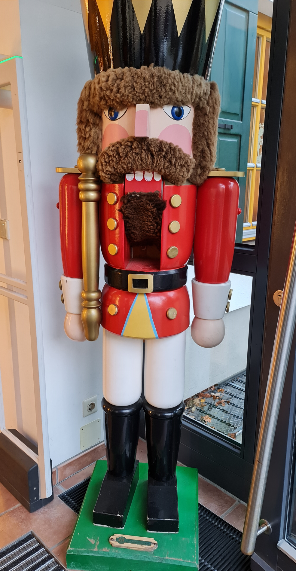 Seiffener Holzkunst ein riesiger Nußknacker 1,80 Meter vor einem Geschäft