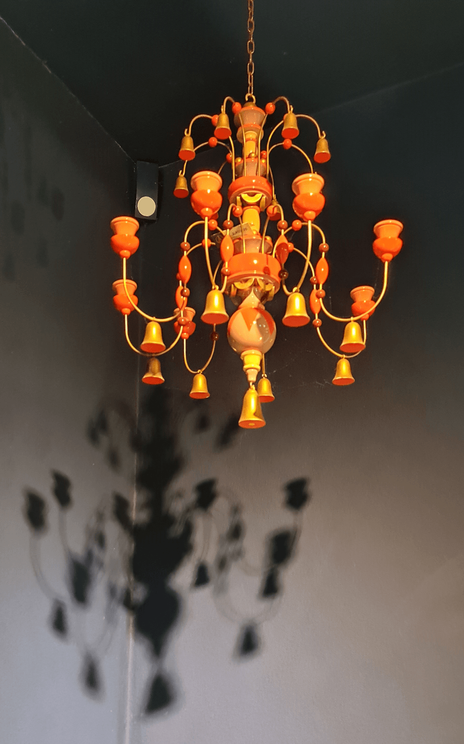 Leuchter aus vielen orangenen gedrechselten Holzkugeln aus Seiffen Holzkunst