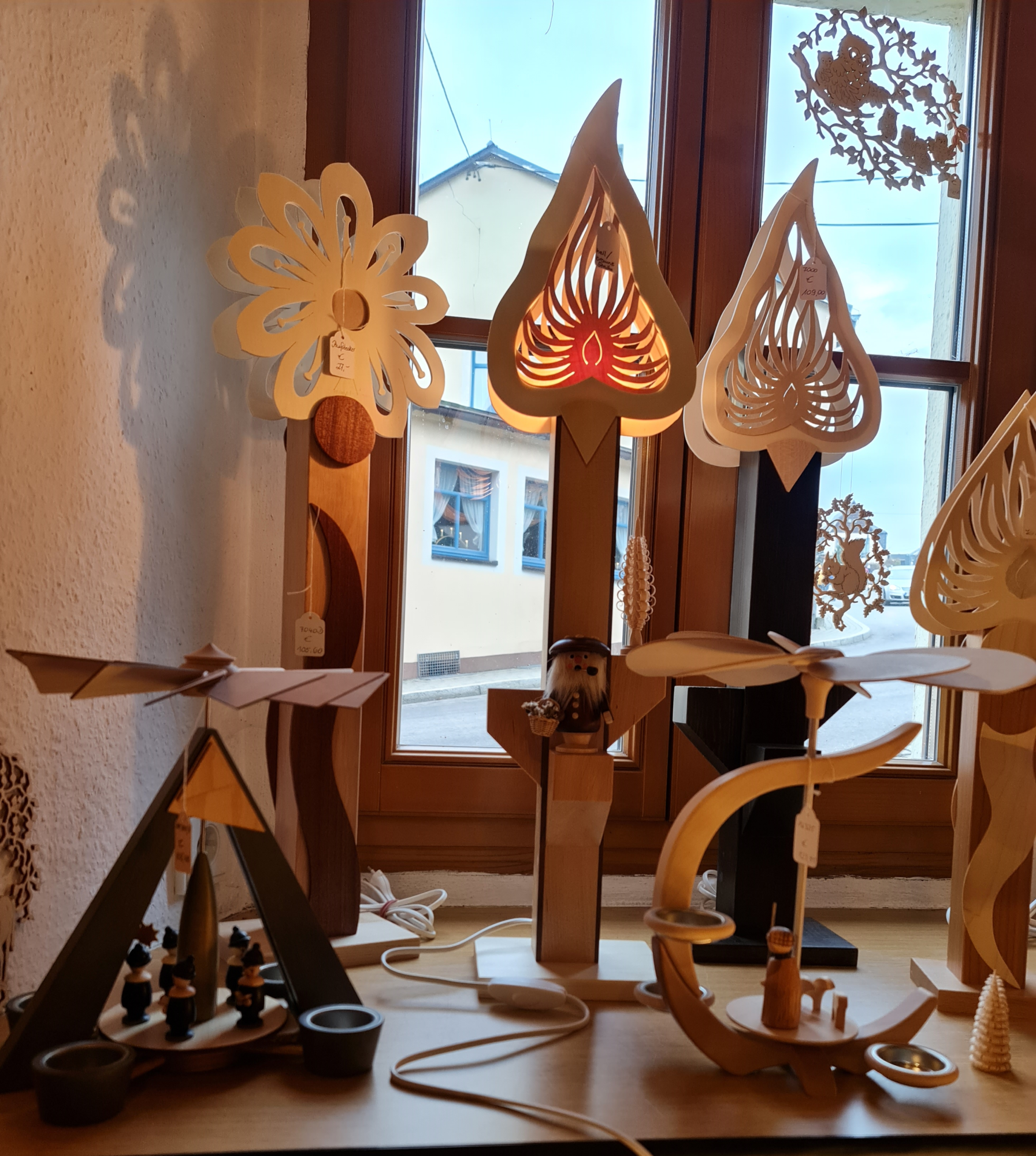 Seiffener Kerzen aus Holz Fensterbeleuchtung und Pyramiden aus Holz modernes Design